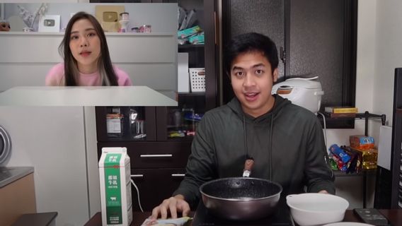 Interaksi Lucu Jerome Polin dan Jessica Jane yang Masak Susu Goreng Pakai Rumus Matematika