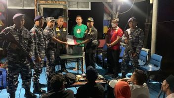 「ティクス」港で傍受、ロング海峡移民に拘束された違法PMI候補者のインドネシア国民10人