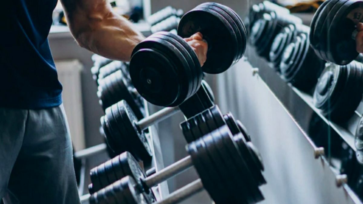 Benarkah Rajin Gym dan Tubuh Berotot Bikin Penis Mengecil? Ini Penjelasan Dokter Andrologi