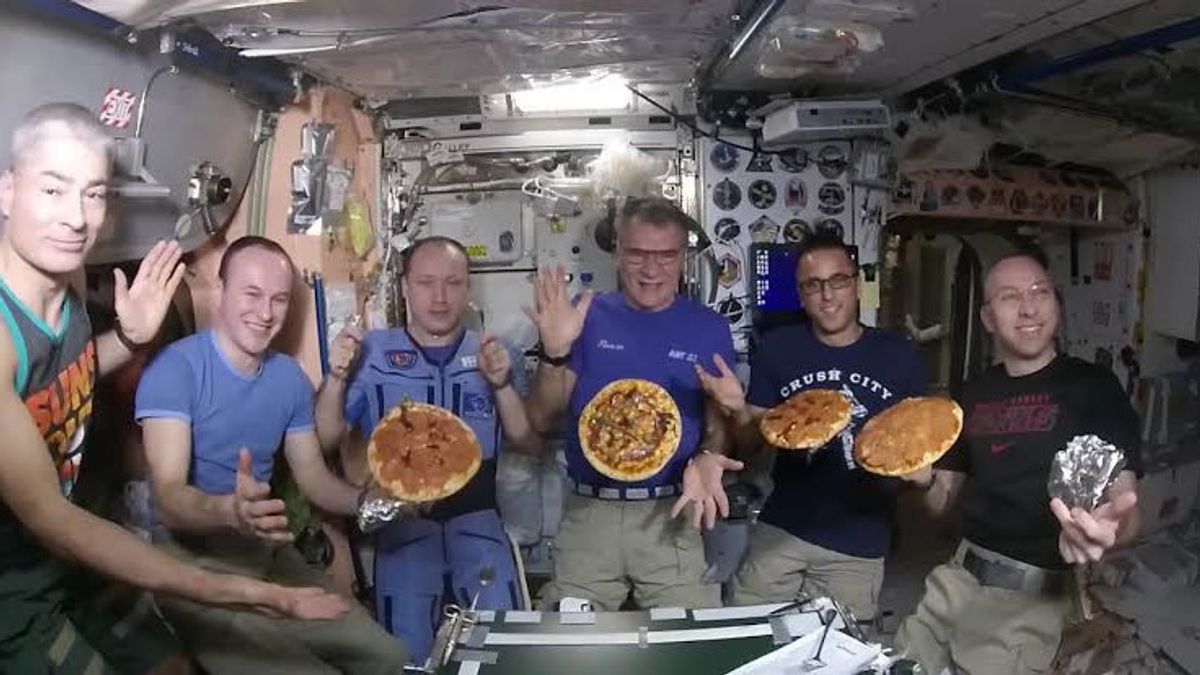 空间站上的宇航员如何庆祝2023年的新年？