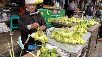 Lebaran Without PPKM, Sales Turnover Of Ketupat Skin In Bandung Is Lower