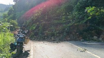 يطلب من سائقي السيارات العثور على طريق آخر بسبب خط بانجاربارو - باتوليسين الذي يغلق بسبب الانهيارات الأرضية