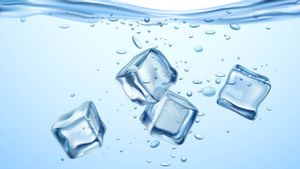 Bukan Mitos! Inilah Manfaat Cuci Muka dengan Air Es yang Terbukti Bikin Kulit Lebih Sehat