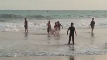 スラカルタからの3人の観光客がパシタンのソゲビーチの波に引きずられた