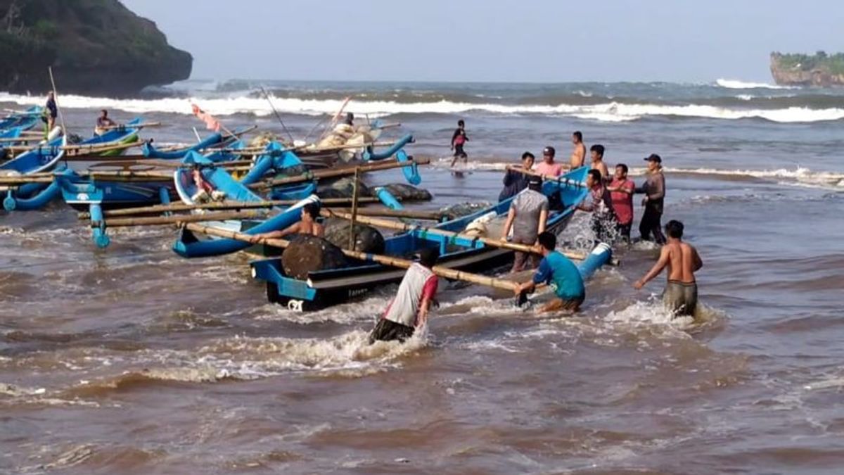 تحذير من موجة عالية على الساحل الجنوبي لجاوة ، طلب صيادو Gunung Kidul عدم الذهاب إلى البحر