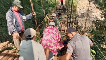 كل عام يجب إصلاح المساعدة الذاتية، Takokak Cianjur السكان الأمل Leuwi مونينج جسر معلق بنيت بشكل دائم