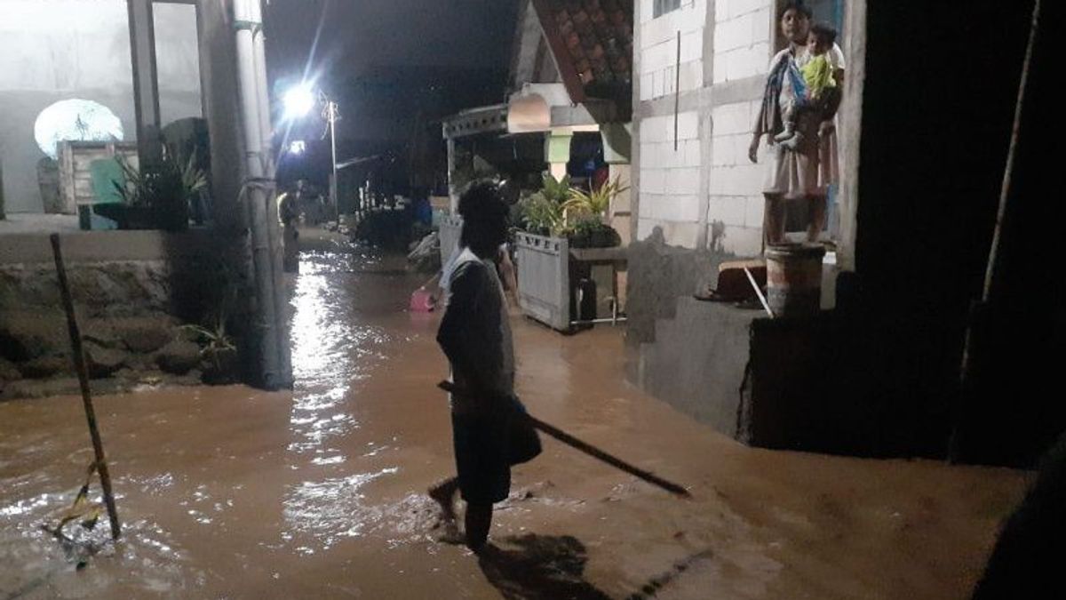 BPBD Catat Sejumlah Lokasi di Semarang Terkena Banjir, di Tanjakan Jatibarang Longsor Tutup Jalan