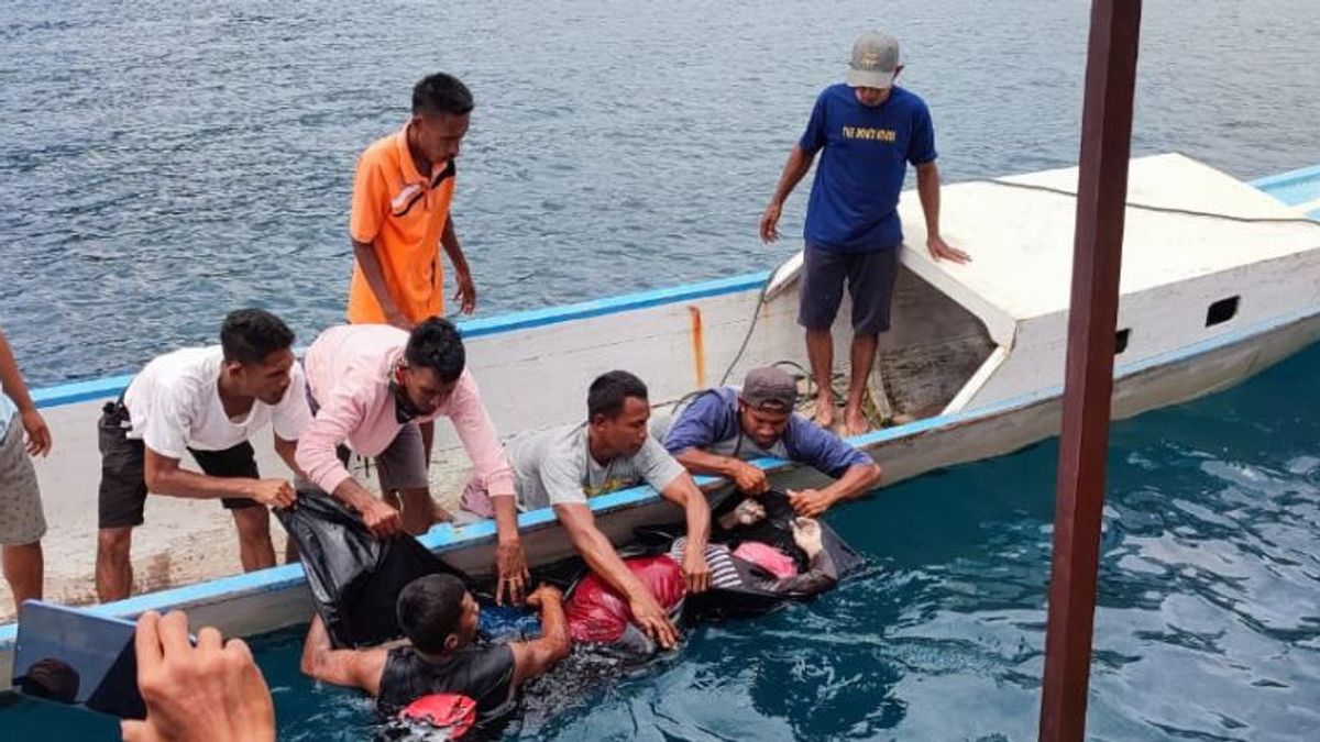 The Dive Team Of West Papua's Koarmada III Dives To Help Search For Victims Of The Sinking Ship In North Maluku