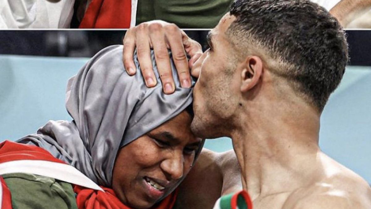 モロッコの選手だけでなく、このサッカー選手は母親との親密さを誇示するのに厄介ではありません