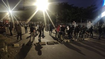 التظاهرة مستمرة الليلة، الجماهير تسد الطريق بالقرب من حرم ماكاسار في جامعة م.