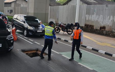 Penutup Gorong-gorong di Tengah Jalan MH Thamrin Hilang Dicuri