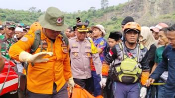 The SAR Team For The Evacuation Of The Bodies Of 3 Youths Drowning In Situ Tegallega Bogor