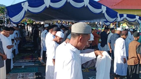 中央马鲁古列希图的穆斯林居民 今天举行开斋节祈祷