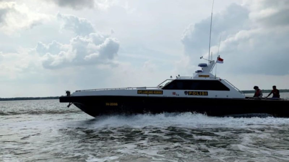 انظر دورية شرطة رياو، هذه السفينة التي ترفع العلم الماليزي التي ضربها الغاز المتهور اخترقت غابة المنغروف، على ما يبدو...