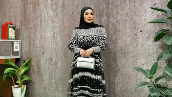 Rentrée de la Omra, Nindy Ayunda commence avec un hijab