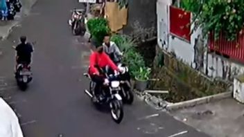 电机推模式似乎耗尽了气体，2个小偷设法带走了Jatinegara的rx王摩托车