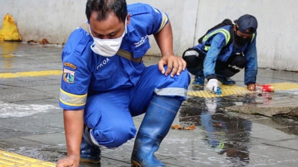 Officers 'Gerebek' The Sidewalks Of Jalan Sudirman, Cleaning So That Pedestrians Are Comfortable