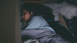3 Manfaat Tidur dengan Ruangan Kamar yang Gelap