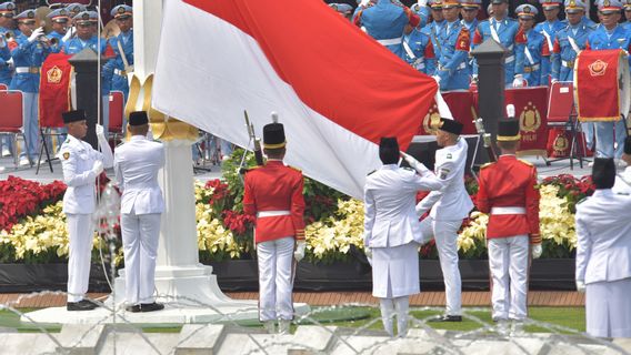 Pas De Paskibraka Barisan Lors De La Cérémonie Du 17 Août Au Palais De La Merdeka