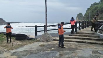 Météo extrême dans la zone côtière, BPBD Malang Invoque les résidents et les touristes alertes