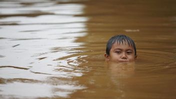على الرغم من الفيضانات في سينغكارنغ، حكومة مدينة غرب جاكرتا تضمن استمرار تشغيل تطعيمات الأطفال