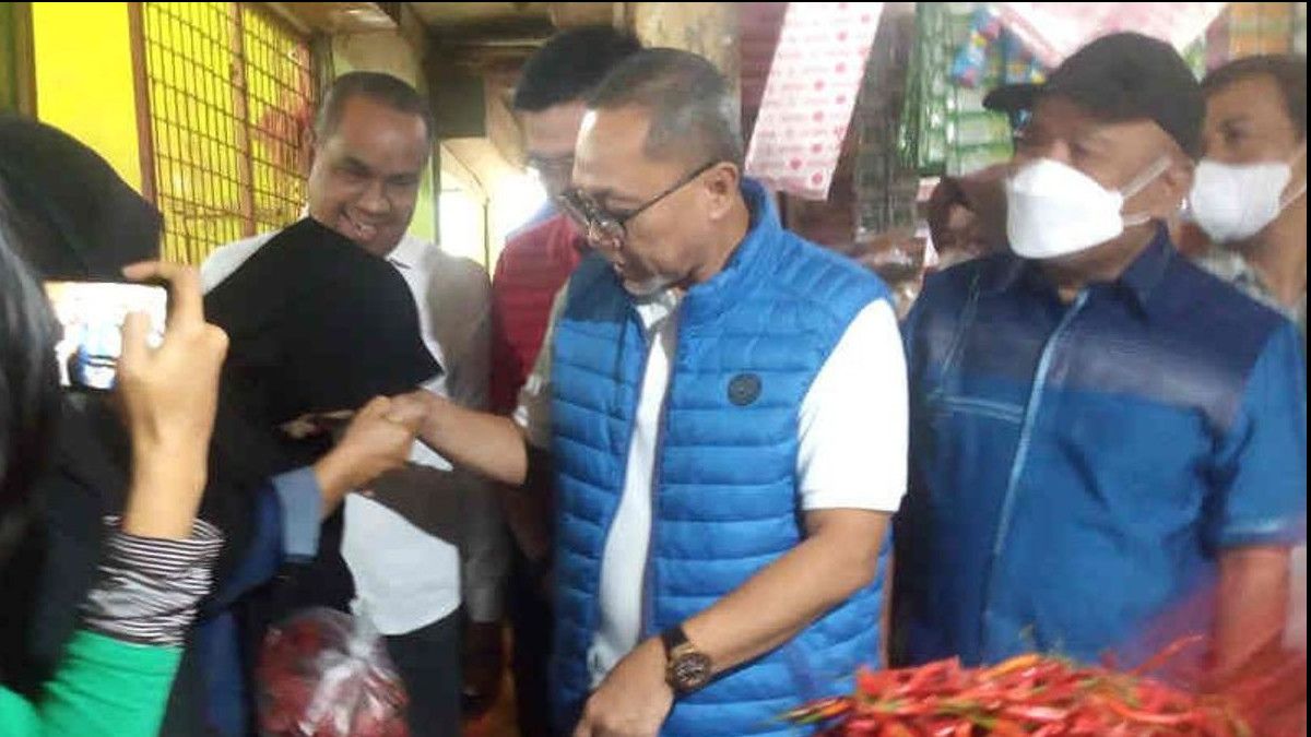رصد أسعار المواد الغذائية الأساسية في سوق باليكبابان كلانداسان وزير التجارة زولهاس: الكراث لا يزال مرتفعا