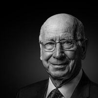 向已故鲍比·查尔顿(Bobby Charlton)致敬的形式,将花束与感人的信息相匹配