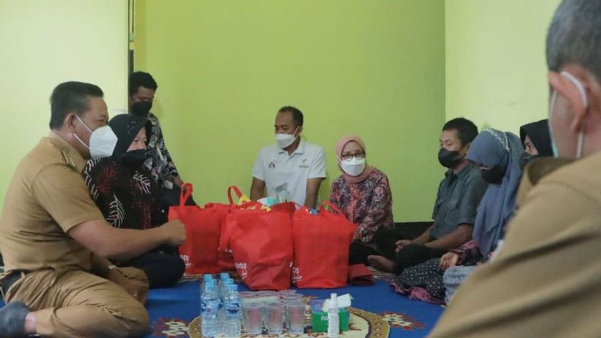 Social Minister Risma, Encouraging The Deaf Victims Of Sexual Violence