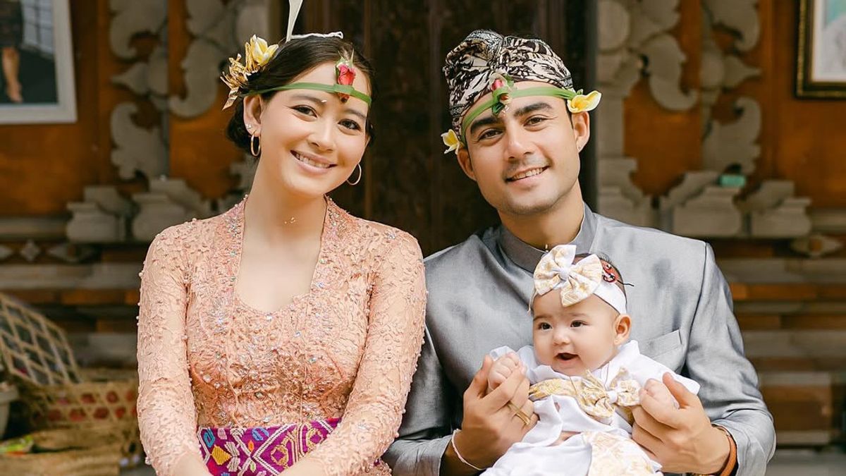 Becoming A New Mother, Laura Theux Learns A Lot From Family And Books