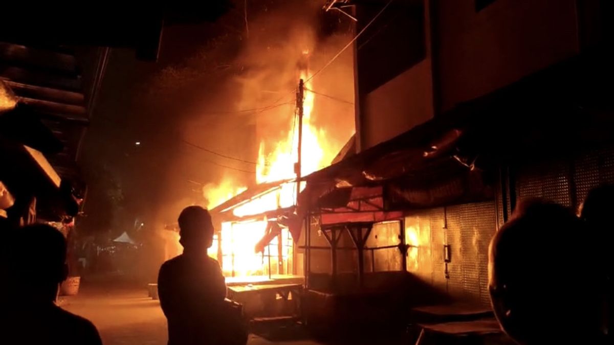 電気的短絡の疑いがあり、タンゲラン旧市場料理エリアの8つのショップハウスが焼失しました