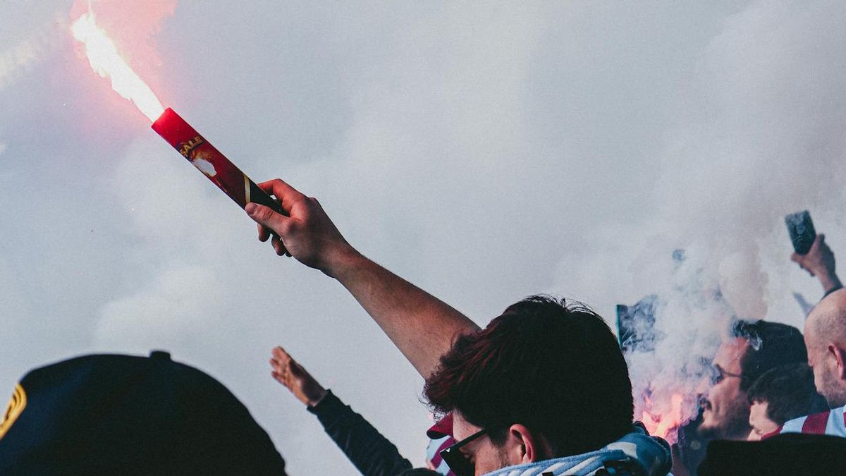 Sultan in Malaysia asks police to beat up Selangor FC fans to turn on flares ahead of the match