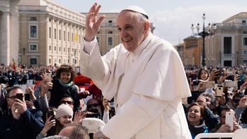 بعد أن تعرضت للانتقاد، ارتدى البابا فرانسيس أخيرا قناعا في حدث عام