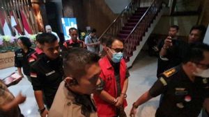 Former Surabaya Public Works Service Employee Suspects Of Gratification Rp3.6 Billion Detained By The East Java Prosecutor's Office