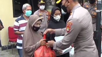 Puluhan Warga Matraman Rela Antre Berjam-jam Demi Minyak Goreng Gratis