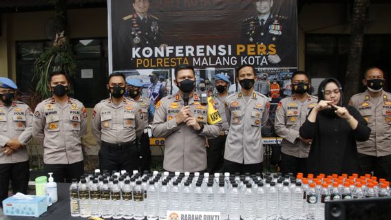 Penyelundupan 2.820 Botol Miras Arak Bali di Malang dengan Jasa Ekspedisi Diungkap Polisi