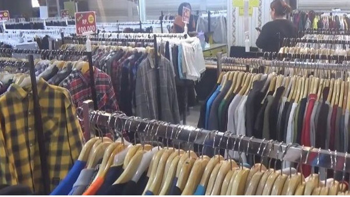 Polres Jakpus Selidiki Gudang Penyimpanan Pakaian Impor Bekas di Pasar Senen