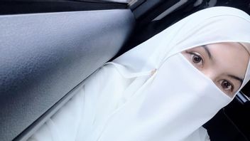 Wardatina Mawa Wearing Wedding Dress in Divorce Hearing with Insanul Fahmi