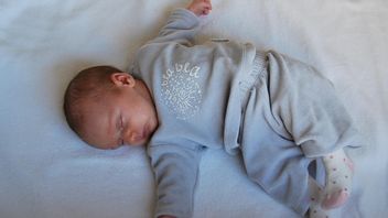 5 Tips Agar Bayi 1 Bulan Tidur Nyenyak di Malam Hari 