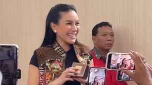 Peringati Hari Batik Nasional, Nikita Mirzani Pakai Batik karya Anne Avantie di Sidang