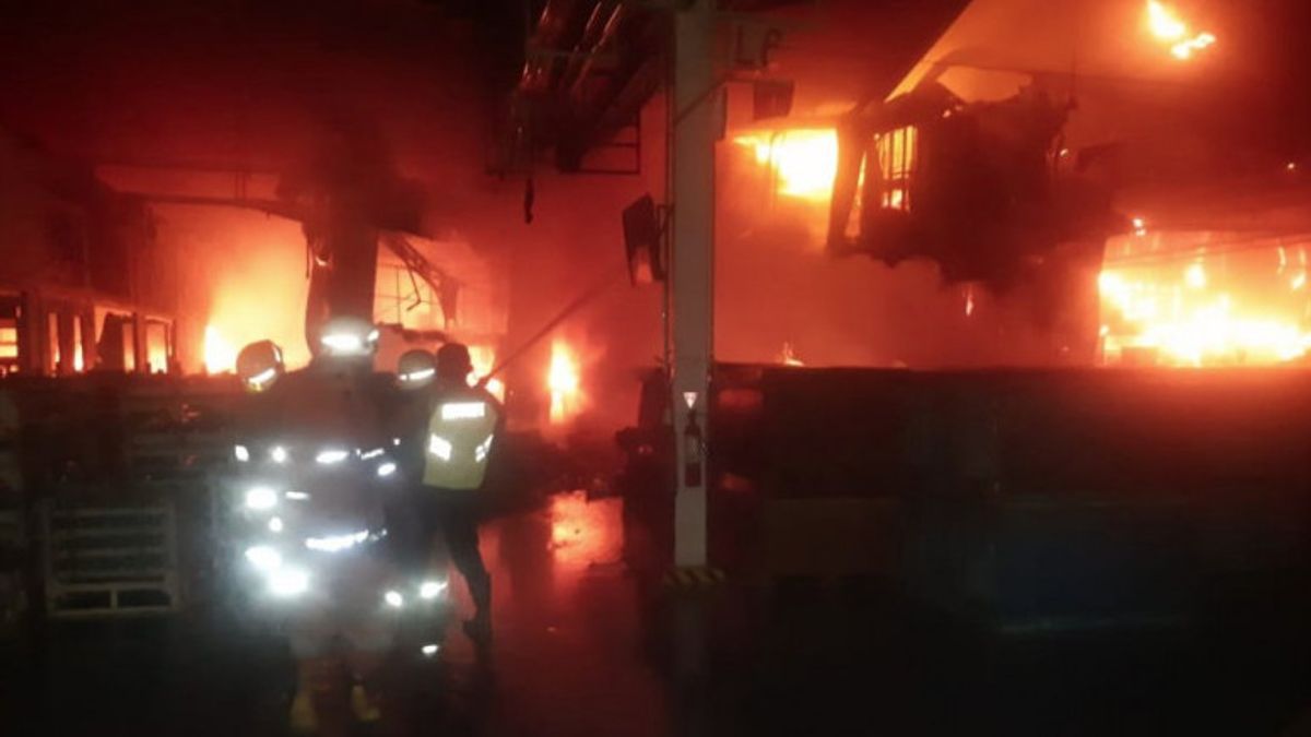 Kebakaran, Sebuah Pabrik Dilalap Si Jago Merah di Kelapa Gading Jakarta