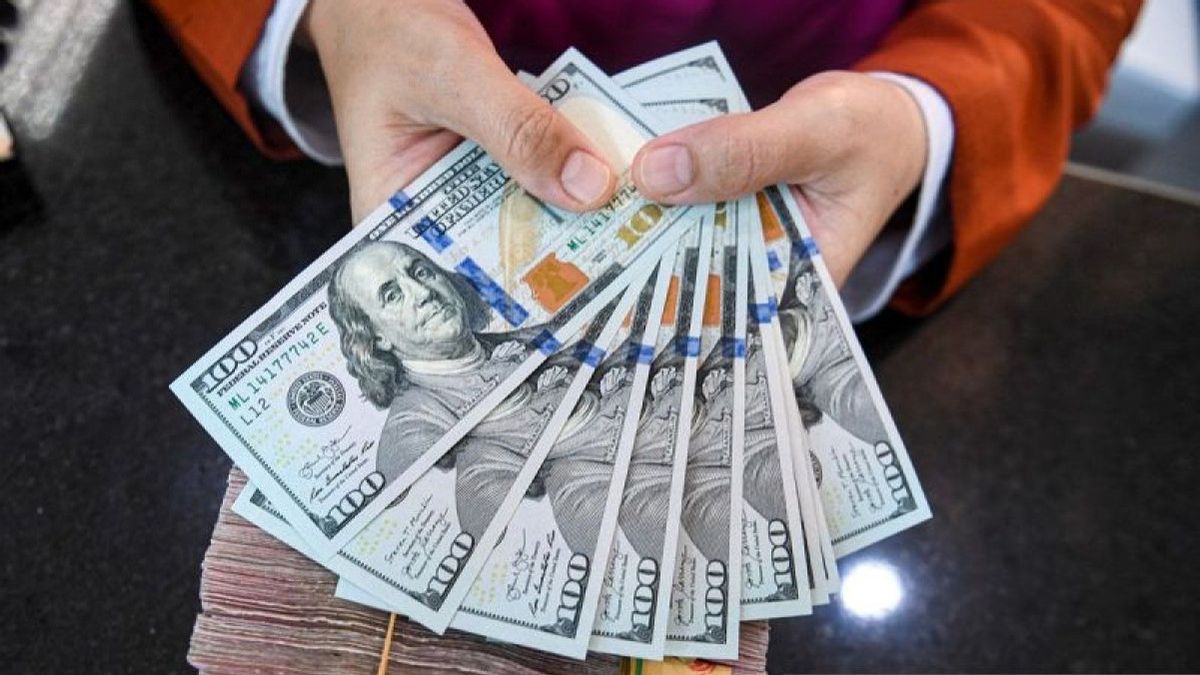 Rupiah Potentially Continues Weakening Driven By External Sentiment