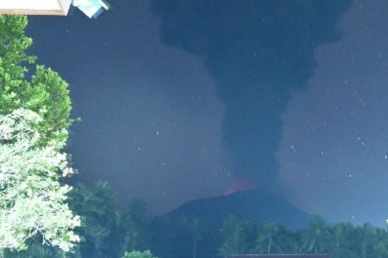 イブ噴火山、アブ柱の高さは2,000メートルに達する