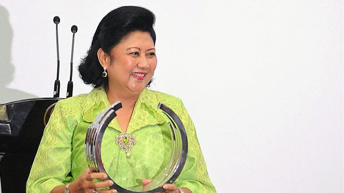 Ani Yudhoyono Receives Award From UNESCO In Today's Memory, 12 November 2013