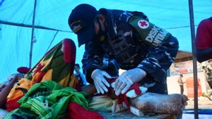 Prajurit TNI AL Berikan Bantuan Pengobatan untuk Warga Korban Gempa di Pulau Terluar Selayar