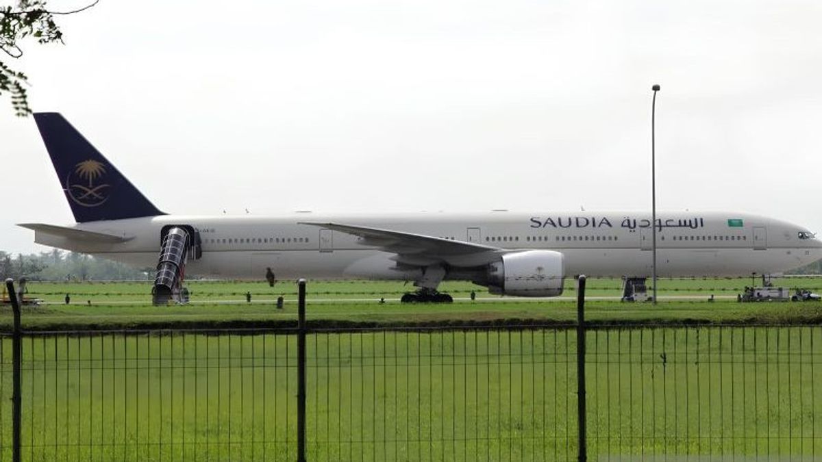442サウディア航空の乗客の巡礼者がソエッタ空港に着陸し、現在は起源のデバカルシに戻ります
