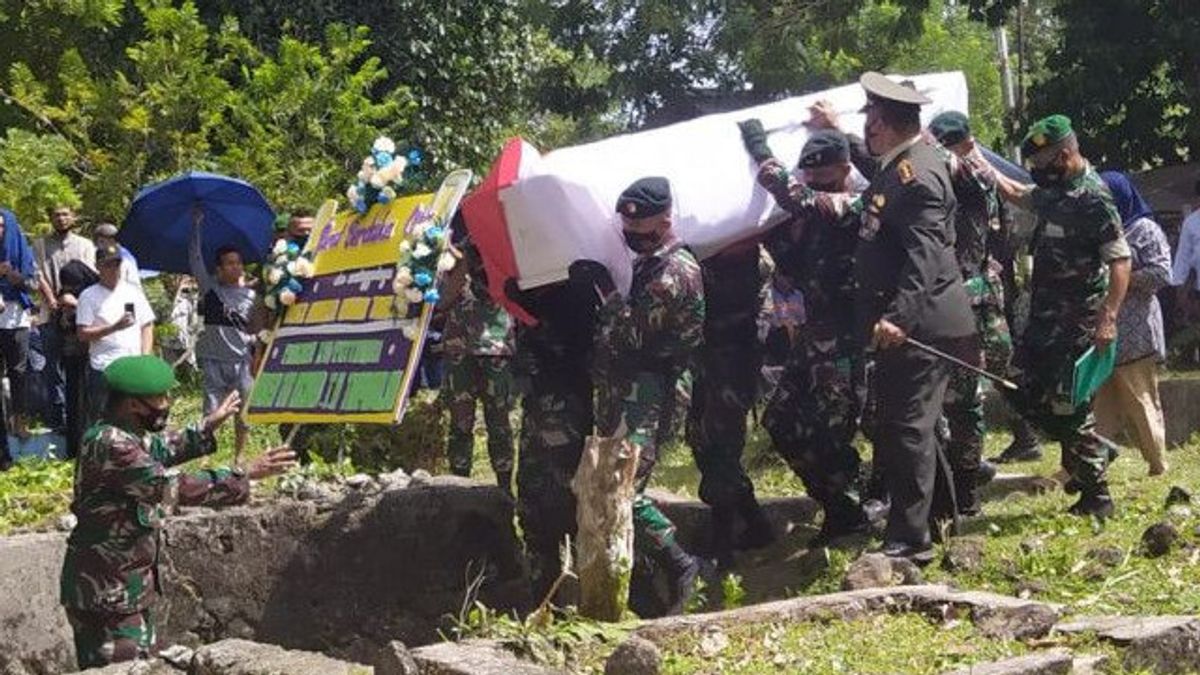 الجنرال أنديكا بيركاسا يمنح ترقية ل 3 من أفراد ال TNI قتلوا في منطقة غم