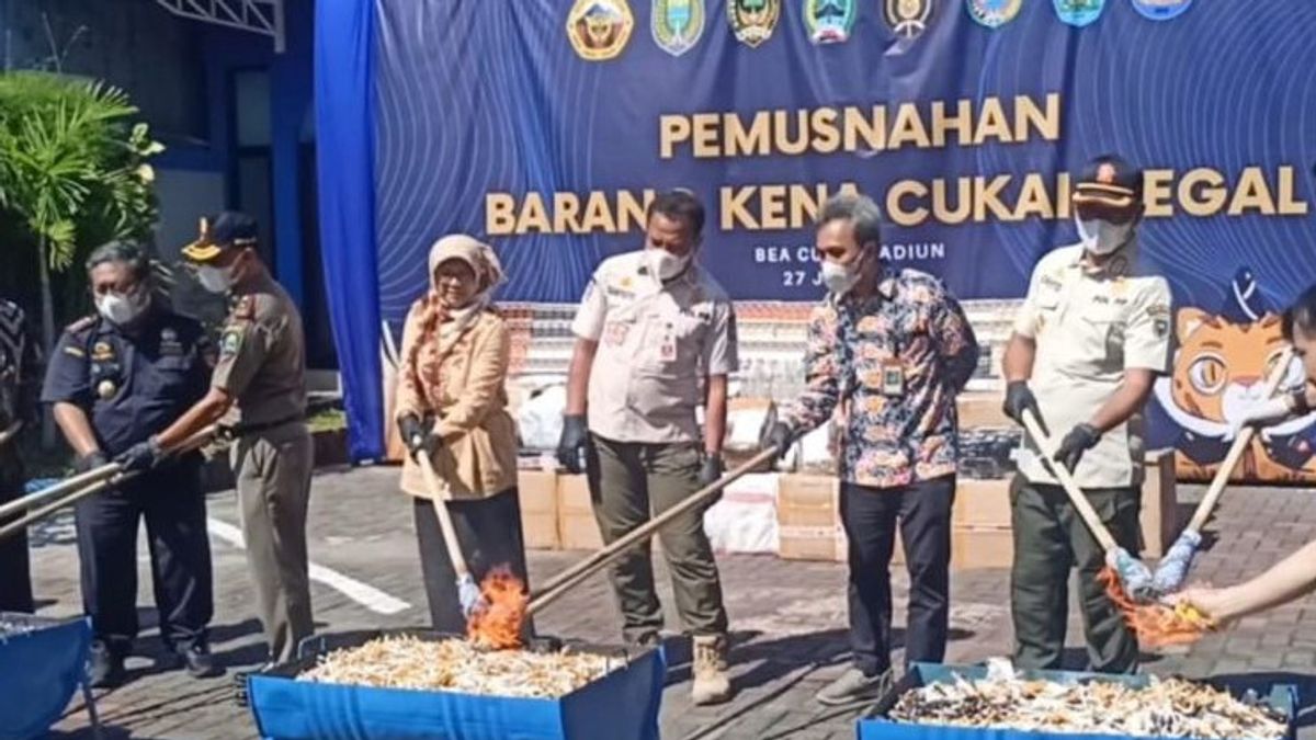 Madiun Customs Destroys Evidence Of Millions Of Illegal Cigarettes