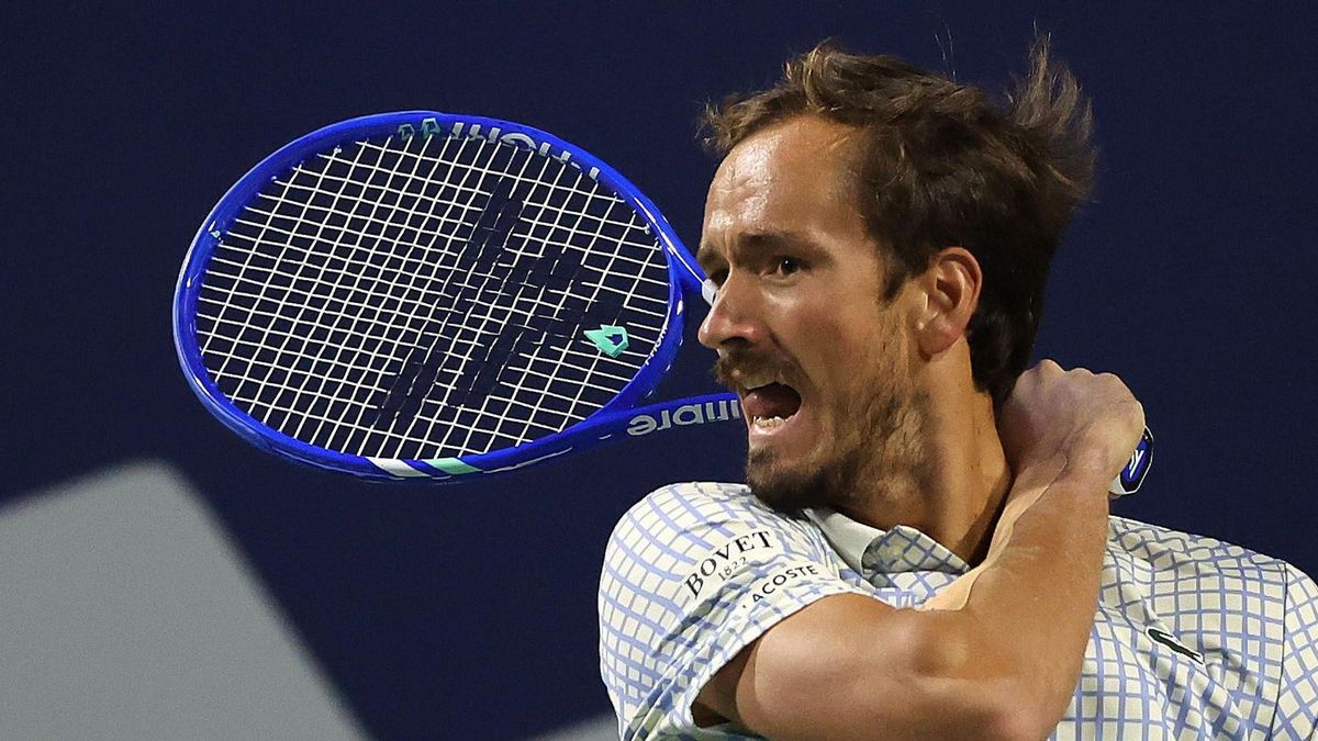 دانييل ميدفيديف يوقف كارلوس ألكاراز في إنديانا ويلز