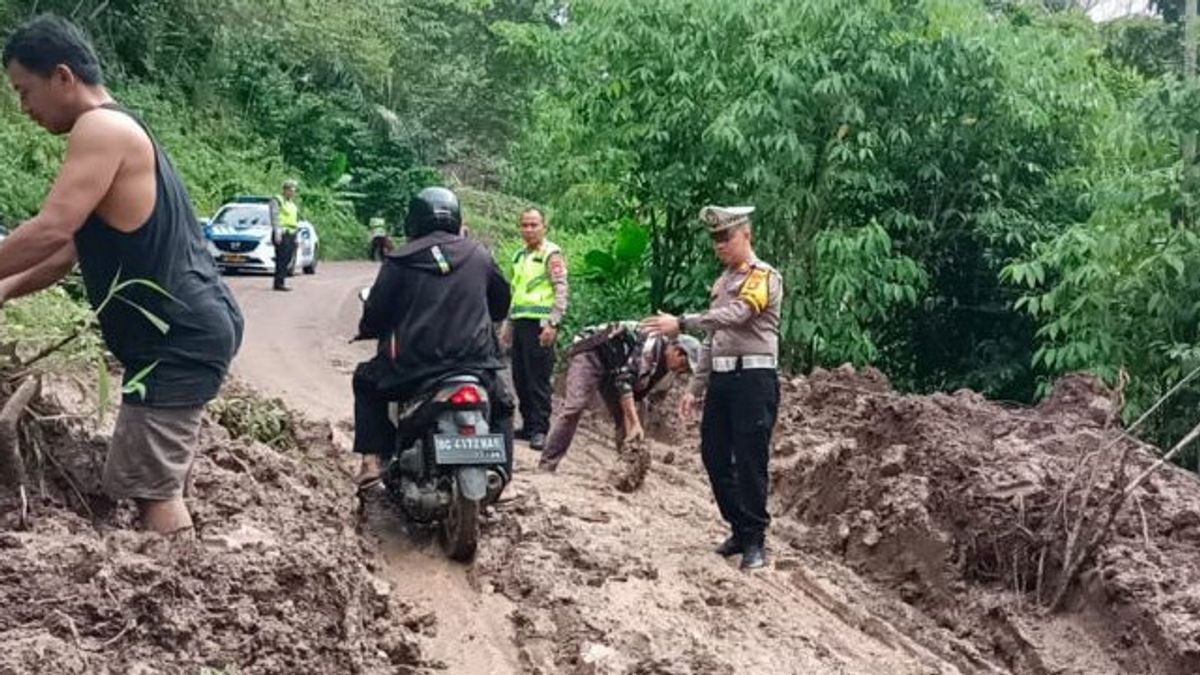 Overcoming Traffic Jams, Police Start Lifting Landslide Materials In Four Lawamg