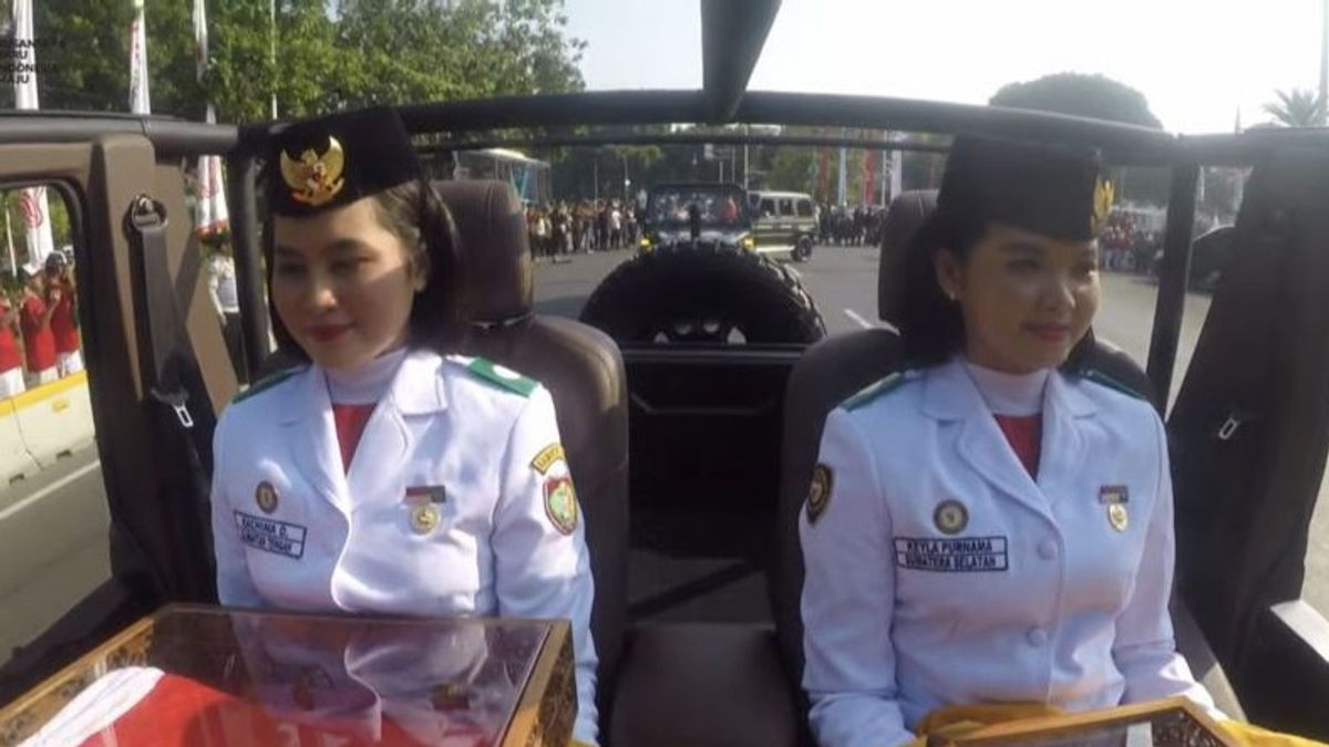 Kachina Ozora dan Keyla Azzahra Purnama Bawa Duplikat Bendera Merah Putih dan Teks Proklamasi dalam Kirab dari Monas ke Halim Perdanakusuma